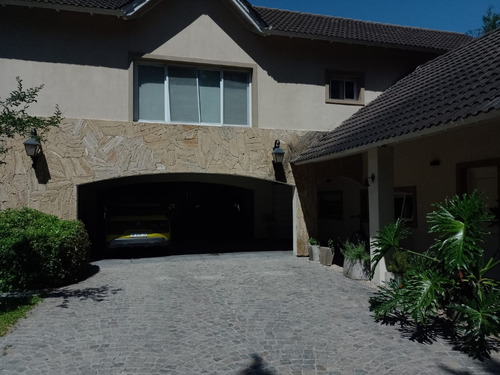Casa En Venta De 3 Dormitorios C/ Cochera En El Lauquen