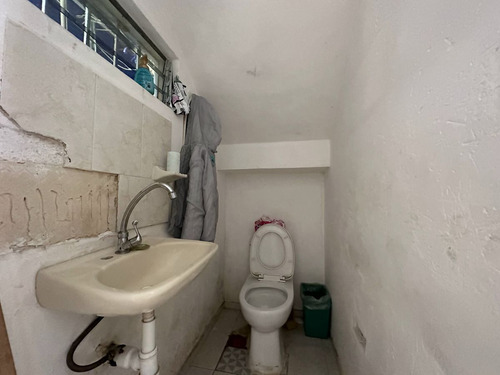 Casa En Venta De Dos Pisos En Esquina Con Locales, Caucel, Entrega Inmediata.