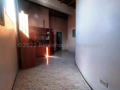 Imagen 16 de 30 de Casa En Venta Centro Este Barquisimeto, Cocina Remodelada, Amplio Patio, Balcon Con Hermosa Vista, Info. 0424-5325471, Codigo 22-17359 Mf