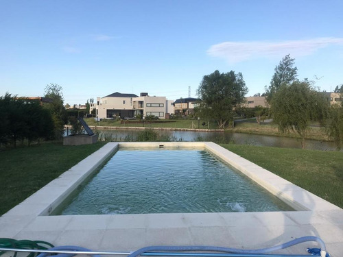 Imagen 6 de 21 de Muy Buena Casa Al Lago En Venta En San Benito - Villa Nueva