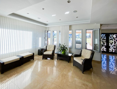 Imagen 3 de 14 de Imponente Propiedad En Venta, En Saint Thomas Este, Canning.