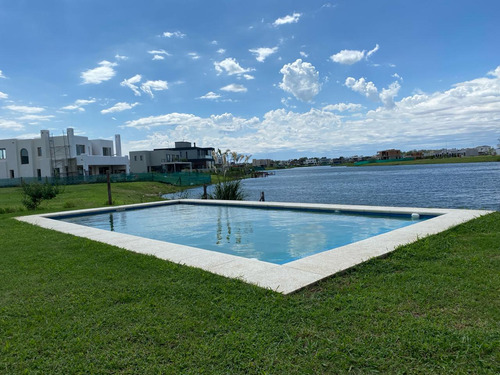 Casa Al Agua En Barrio Santa Ana 