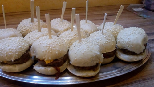 Menu Delivery - 30 Minihamburguesitas + 30 Salchichitas Roll