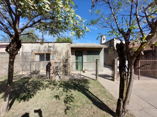 Casa A Reciclar  De Dos Habitaciones, Bien Ubicada