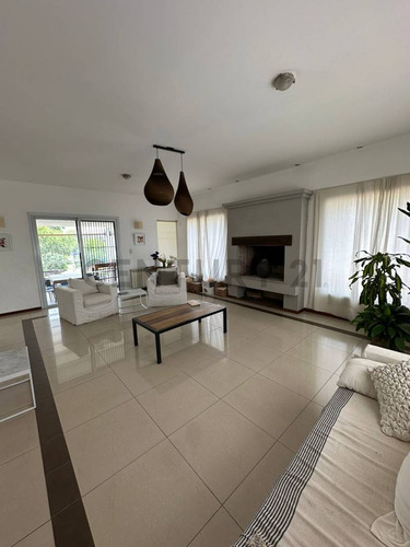 Altos Del Golf, Hermosa Casa De 4 Dormitorios En Villa Allende