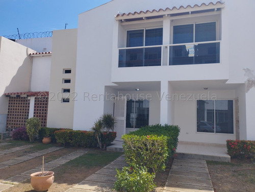 Imagen 1 de 18 de Venta En Margarita. Townhouse. 3 Hab Y 3 Baños. Excelente Ubicación. Xm. 23-13852