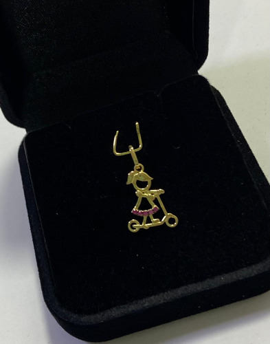 Pingente Filha Menina Com Patinete Em Ouro 18k Com Zirconia