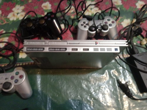 Imagen 3 de 4 de Playstation 2 Slim Plateada Con Chip Y 59 Juegos Y 3 Control