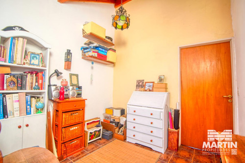 Casa 6 Ambientes, Suite, Escritorio, Cochera, Jardín Con Pileta Y Terraza.