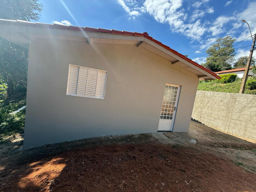 Casa Com Dois Quartos Sala E Cozinha Americana
