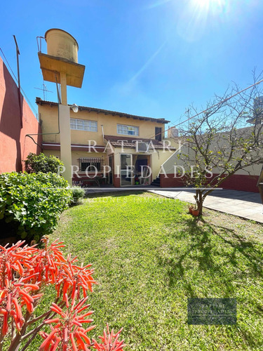 Venta Casa En Lote Propio De 5 Ambientes Con Parque Y Cochera En Isidro Casanova