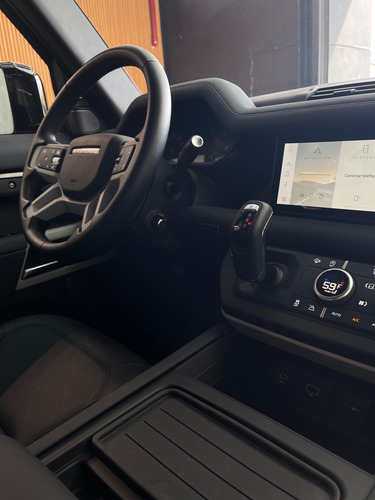 Land Rover Defender P400 2024