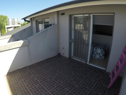 Imagen 21 de 25 de Triplex En Complejo Cerrado - Bella Vista