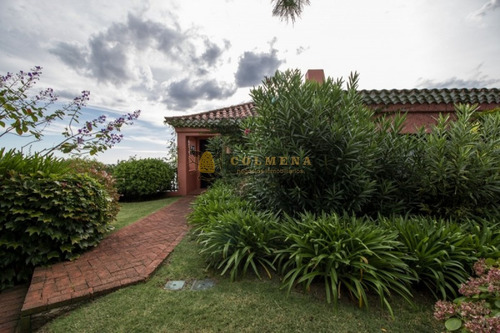 Casa De 3 Dormitorios En Complejo Privado Con Muy Buenos Servicios Y Muy Buena Vista Al Mar. Consulte!!!!!!!!!- Ref: 2337