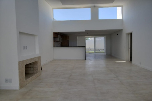 Imagem 4 de 16 de Casa À Venda Em Xangri-lá - Ca00989 - 34960856