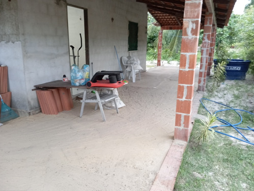 Pequeno Sítio Com Uma Casa De Dois Quartos, Sala, Cozinha