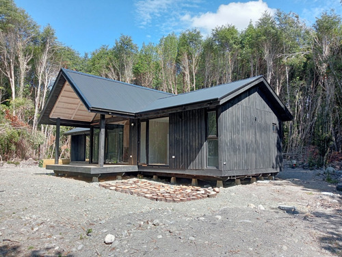 Moderna Casa Inserta En Bosque Nativo