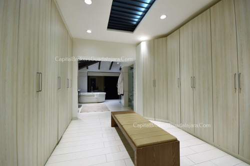 Casa En Colinas De San Javier De Lujo Con Alberca En Venta
