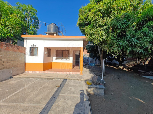 Casa En Venta En Col. Juan Morales Con Amplio Jardín Ideal Para Inversión