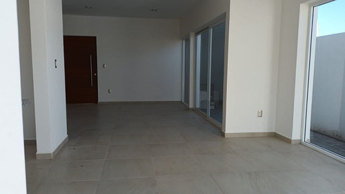 Se Vende Casa En El Encino, Pasillo Lateral, Estudio O 4ta Rec En Pb, Lujo