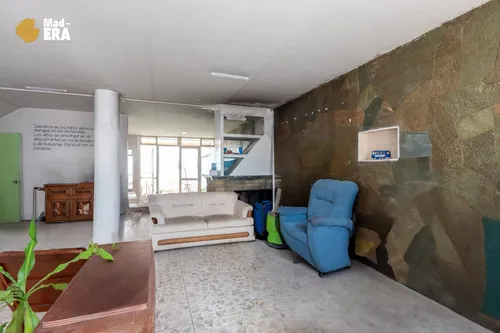 Casa De 4 Recamaras Con Uso De Suelo Comercial Y Jardín Junto Al Centro Médico La Raza