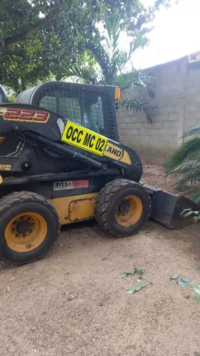 Minicargador Superboom New Holland L223