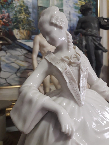 Estatua De Dama En Cerámica Blanca Brillante