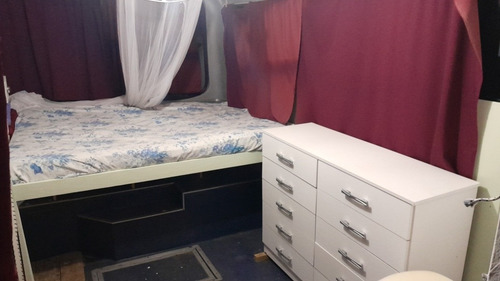 Imagen 10 de 11 de Casa En Omnibus De 25m^2 Un Dormitorio Baño Cocina Integrada. Instalación Eléctrica Y Sanitaria Completa. Vendo Equipada Con Calefon A Gas Cocina Heladera Microondas Y Aire Acondicionado Portátil..