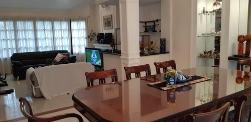 Casa En Venta De 4 Dormitorios En Barrio San Salvador. Excelente Construcción.