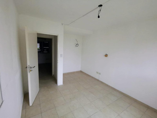 Imagen 13 de 17 de Duplex Con Cochera Y Jardín .av. 66 Entre 144 Y 145 La Plata