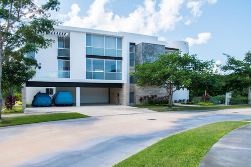 Imagen 2 de 30 de Casa En Venta En Mérida En Privada De Lujo Con 10 Recámaras