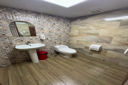 Local Mixto En El Ensanche Ozama / 909 Ms De Terreno Y 650 Ms De Construcción, Show Room. Cuatro (4) Oficinas, Un (1) Baño Completo. 2 ½ Baños De Vistas, Dos Locales De Doble Altura