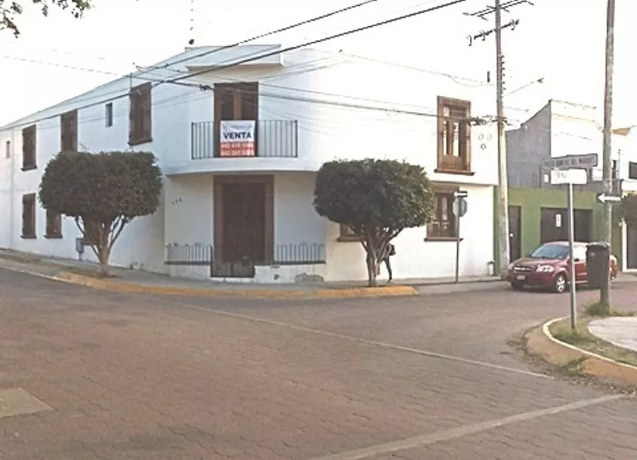 Amplia Casa En Venta En La Ciudad De Querétaro, Ubicada En Esquina Sobre Avenida, Y Cerca De Vías Y Accesos Principales, Centros Comerciales Y Escuelas.