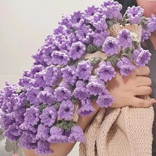 Un Ramo De Flores Tejidas A Mano, Una Manta Rosa,