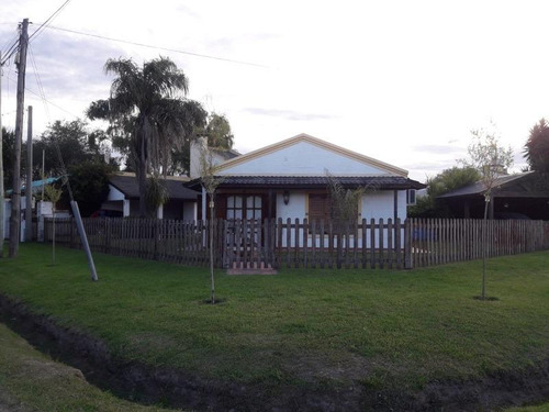 Casa En Venta - 2 Dormitorios 1 Baño - Garage Con Parrilla - 400 Mts2  - Chascomus