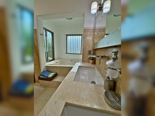 Casa Con Alberca Y Jacuzzi, En Residencial Privado, Venta Playa Del Carmen.