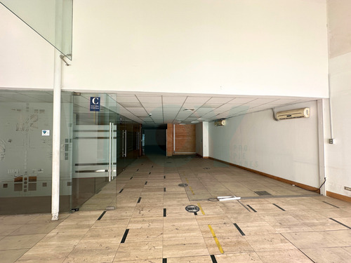 Gran Local. Buena Vitrina. Ideal Centro Estético Mall Chino