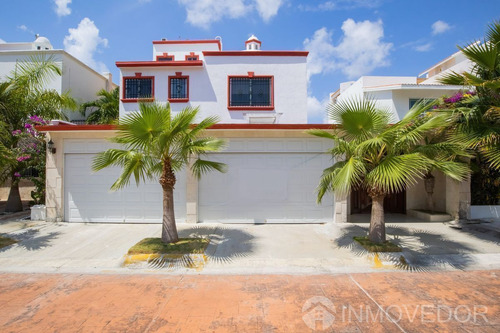Casa · 4 Recámaras · Alberca · Centro · Sm12 · 350m2