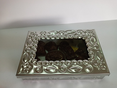 Nacimiento De Chocolate En Caja De Hojalata