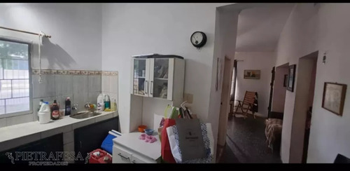 Casa En Venta Con Renta 2 Dormitorios, 1 Baño Y Cochera-villa Española