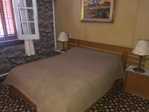 Casa En Alquiler En Piriapolis Con Parque Arbolado, Barbacoa Con Heladera Y Comedor Para 10 Personas