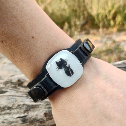 Imagen 2 de 5 de Pulsera Gato Cuero Y Vidrio Pintado A Mano