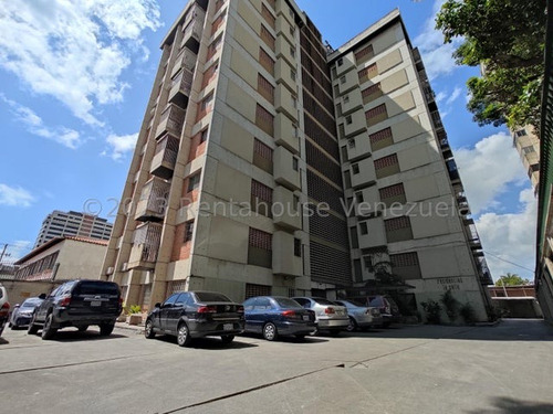 Apartamento En Venta Situado Al Centro De Barquisimeto Posee 4 Habitaciones 3 Baños, Balcon Cocina, Area De Servicio. 1 Puesto De Estacionamiento. 
