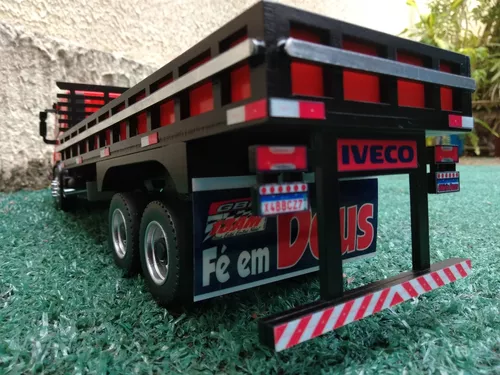 Caminhão de brinquedo Iveco Tector arqueado, tudo bem simples. 