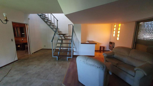 Casa En Venta - 3 Dormitorios 2 Baños - Cochera - 233mts2 - Hurlingham