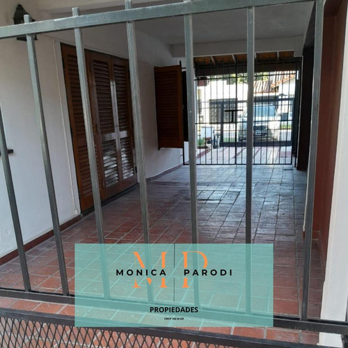 Casa En Venta Con Departamento Y Pileta Zona Centro De Moreno