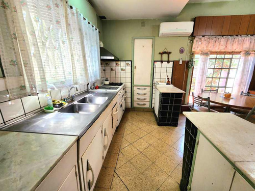 Chalet En Venta En Castelar Sur