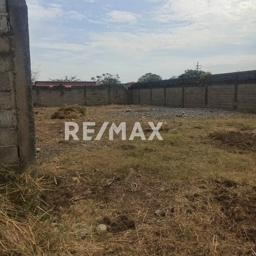 Imagen 4 de 5 de En Venta Terreno Propio, Totalmente Cercado Con Paredes Perimetrales, Ubicada En El Sector Coliseo, Avenida Complejo La Granja. Guanare Portuguesa. 0414-5751272