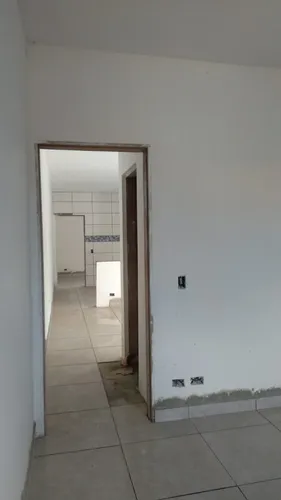 Casa 2 Dormitórios Em Bairro Residencial, Próximo A Comércios, Escolas, Transportes E Muito Mais!