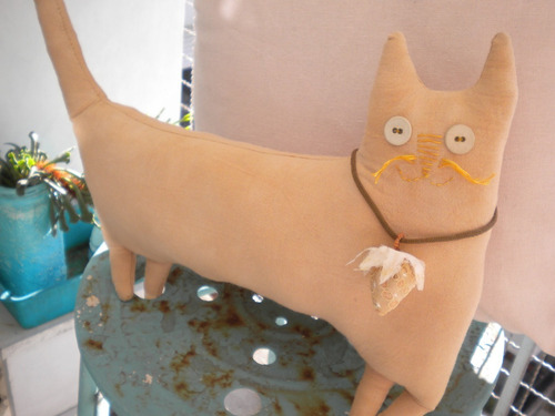 Gato Grande Teñido Artesanal Con Colgante De Frutilla